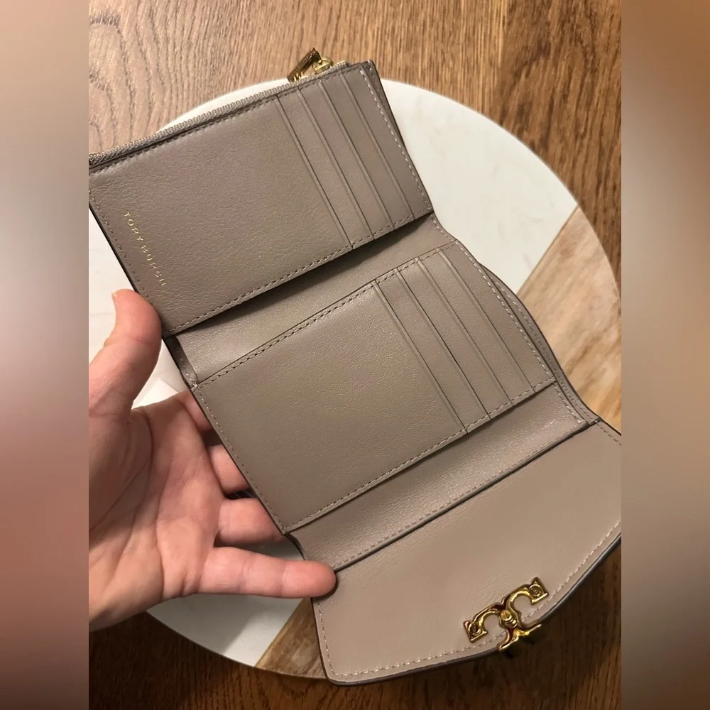 NWT! NEW! Tory Burch Kira Mixed Leather Medium Wallet Gray Heron with Gold Logo